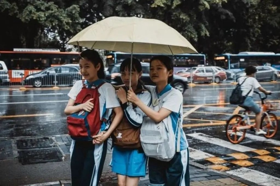 26天狂飙260%，一把套现2个亿！安奈儿自创校服概念，股价旱地拔葱：亏不亏损的不重要 咱先把深圳校服蹭到底