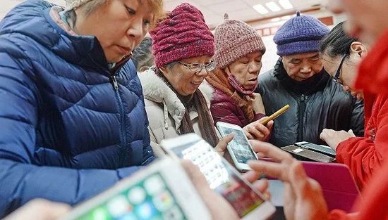 千万粉丝网红“秀才”被封背后，中老年市场的消费力有多大？